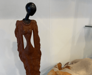 Bronzen beeld vrouw Burkina Faso