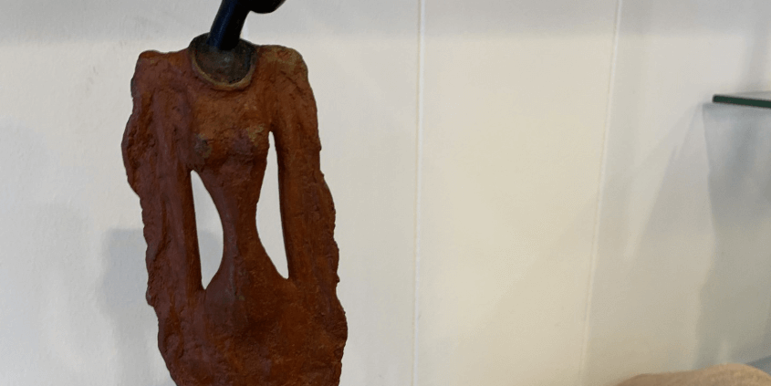 Bronzen beeld vrouw Burkina Faso
